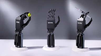 DexHand021 Pro：AI+硬件融合下的高性能灵巧手技术突破