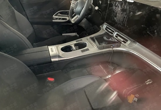 国产奔驰GLC EV内饰谍照曝光，后排空间设计首现