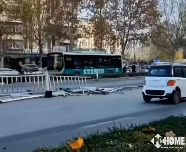 新能源车失控撞毁护栏引安全质疑，多车损毁致交通瘫痪