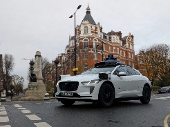 大停电后自动驾驶现出原形？Waymo趴窝，马斯克贴脸嘲讽