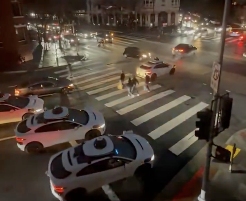 自动驾驶遇红绿灯瘫痪原地罢工,特斯拉FSD对比显差距 自动驾驶遇红绿灯瘫痪原地罢工,特斯拉FSD对比显差距