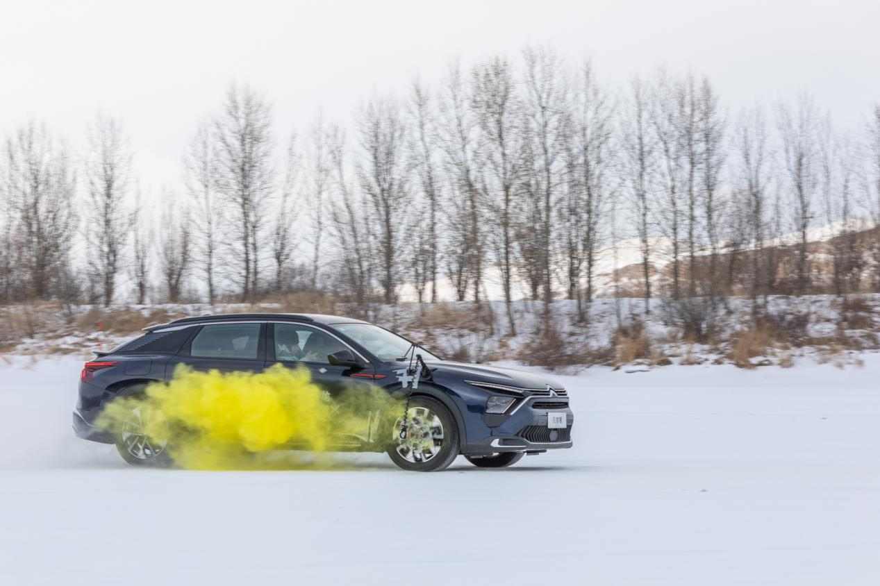 凡尔赛C5 X与508L斩获2025极寒驾控安全验证证书