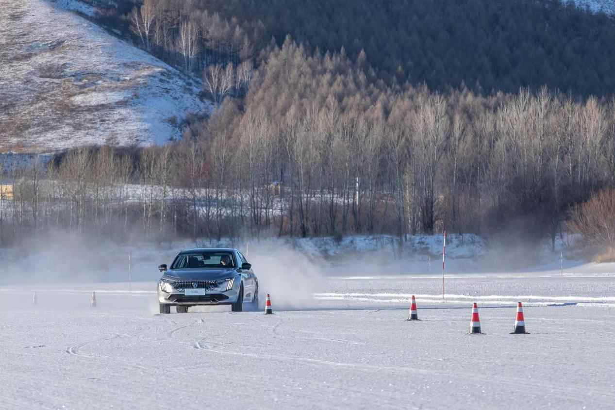 凡尔赛C5 X与508L斩获2025极寒驾控安全验证证书